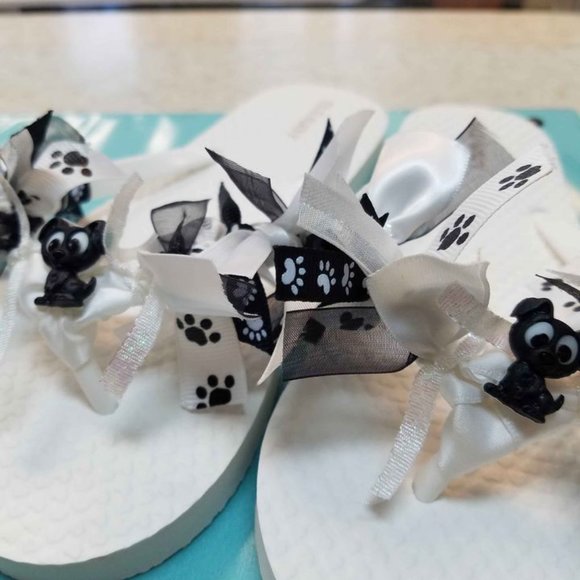 Adorable Girl's Flip Flops-Size 1-2- Puppy Dogs - Picture 3 of 5
